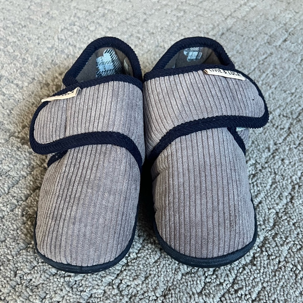 Livie & Luca gray and navy hug slippers size M 10-11 toddler